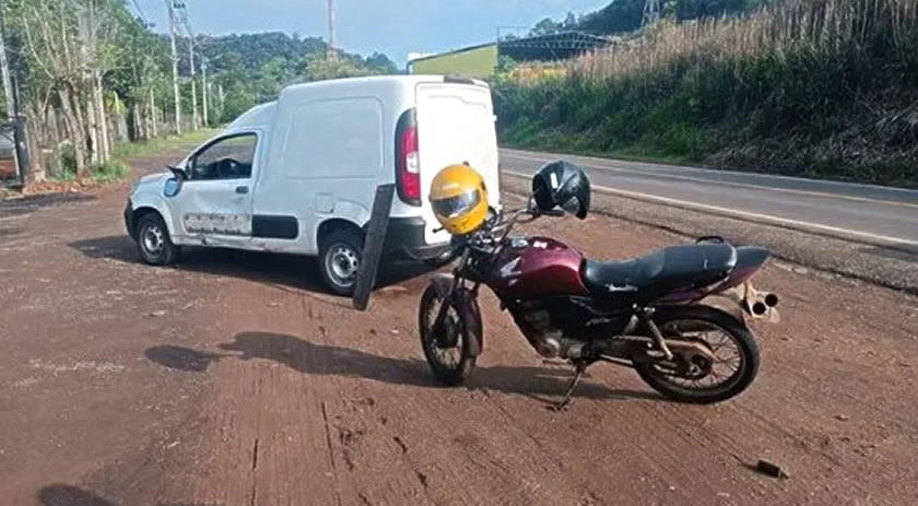 Duas pessoas ficam feridas após colisão entre moto e Fiorino