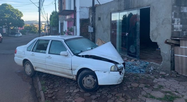 Homem fica ferido após veículo colidir com estabelecimento comercial