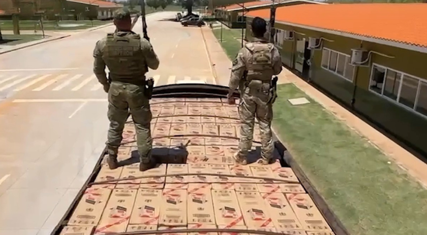 Caminhão com 500 caixas de cigarros é abandonado em plantação de soja em Guaíra