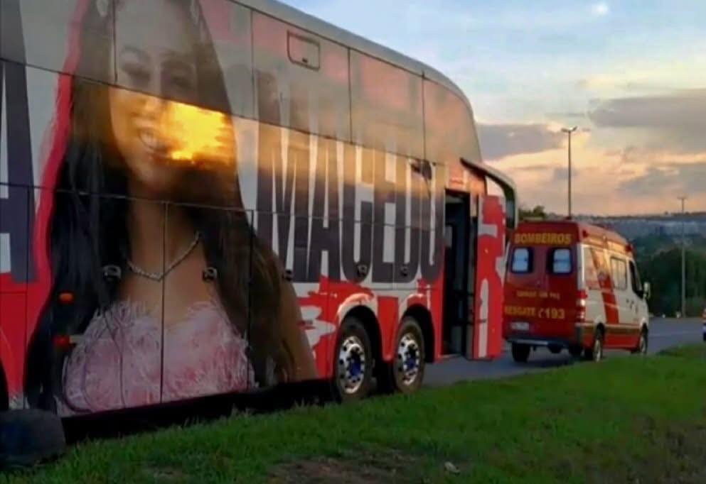 Borracheiro morre esmagado durante reparo de ônibus de cantora sertaneja