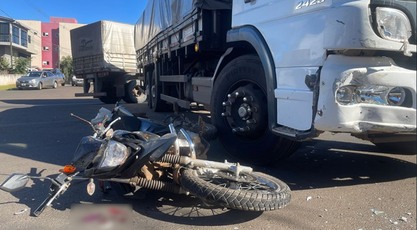 Motociclista é socorrido em acidente com caminhão na Avenida Arnaldo Busato em Barracão