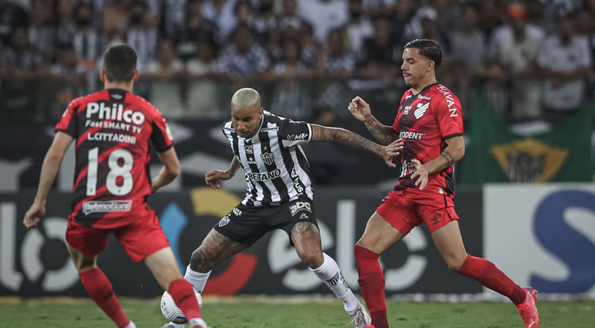 Atlético-MG larga com vantagem e quer impedir milagre do Athletico-PR