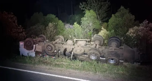 Caminhão tomba após tentar evitar colisão na PR-170 em General Carneiro