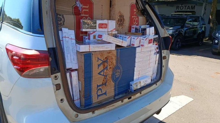 Caminhonetes furtadas são apreendidas com cigarros contrabandeados