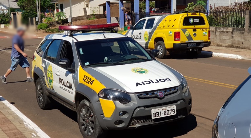 Homem é detido após se masturbar na área externa da residência