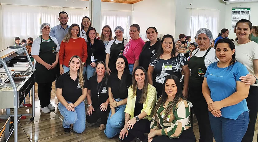 Comitiva conhece estrutura e serviços da alimentação escolar