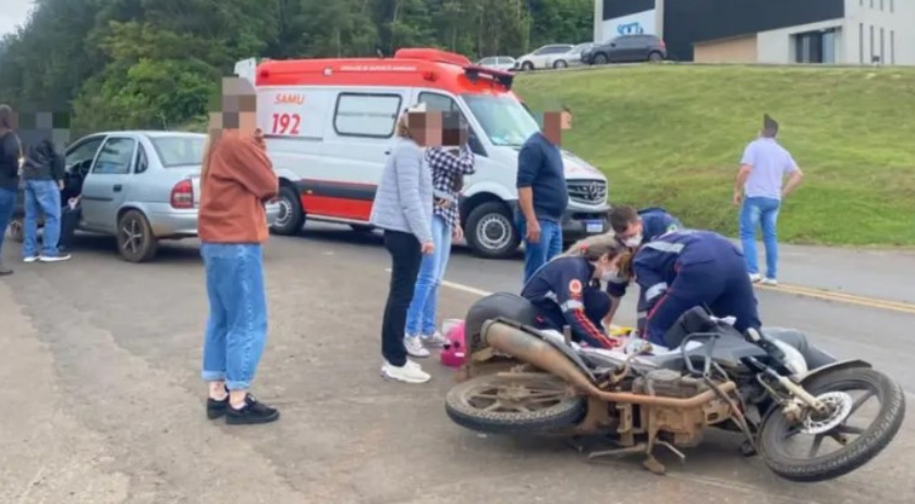 Mulher fica ferida após colisão entre carro e moto