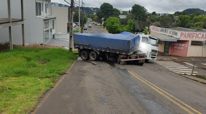 Carreta tem problemas mecânicos e acaba atravessada na Rua Marília