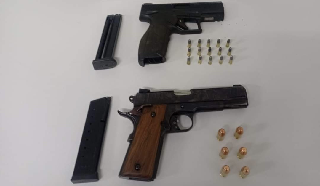 Armas de fogo são aprendidas em casa de show