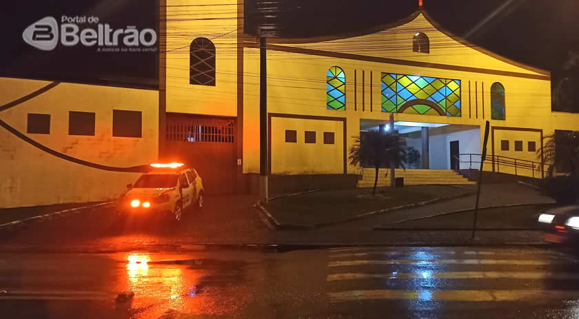 Mulher dá garrafada em ex e acaba ferida durante briga em bar