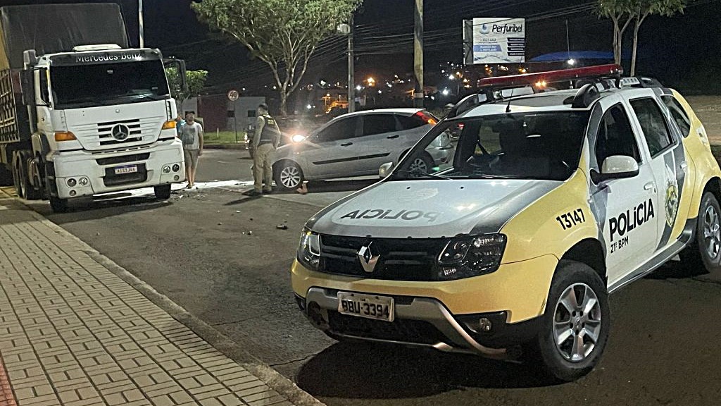 Colisão entre carro e caminhão deixa vazamento de óleo diesel na Avenida Atílio Fontana
