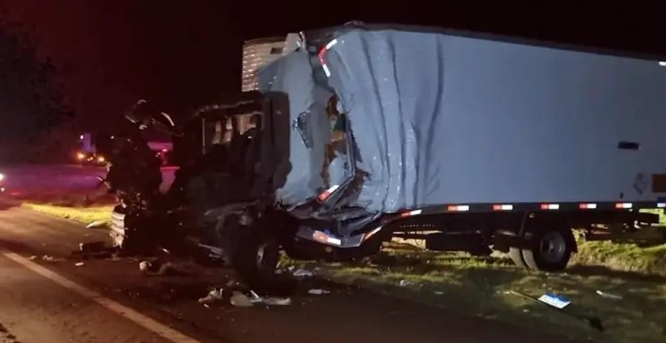 Acidente entre caminhões deixa jovem em estado grave na BR-163