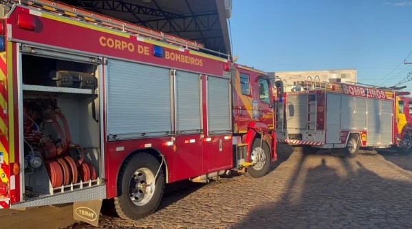 Bombeiros combatem princípio de incêndio em posto de combustíveis