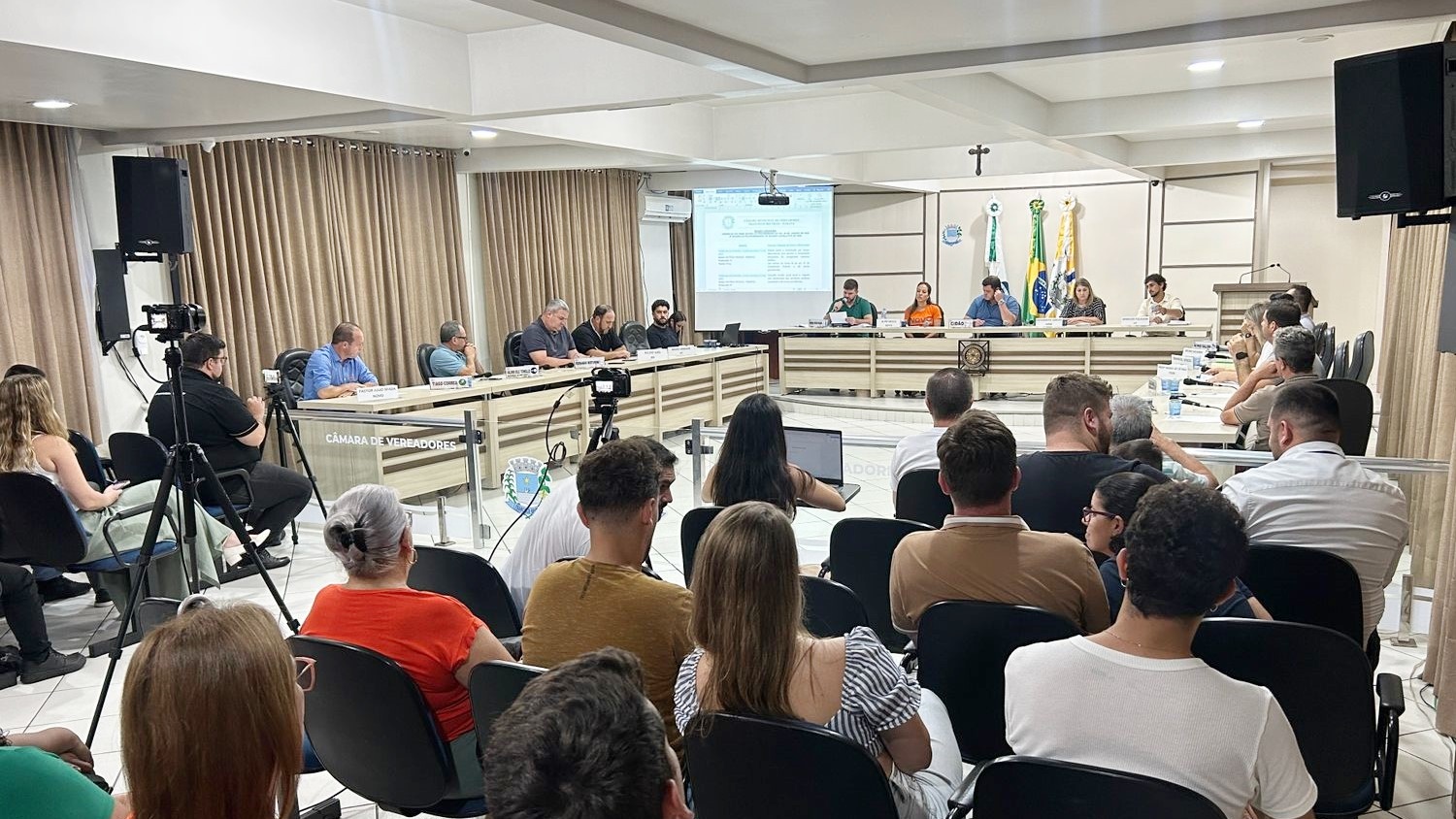 Em sessão extraordinária legislativo aprova reajuste salarial para servidores municipais