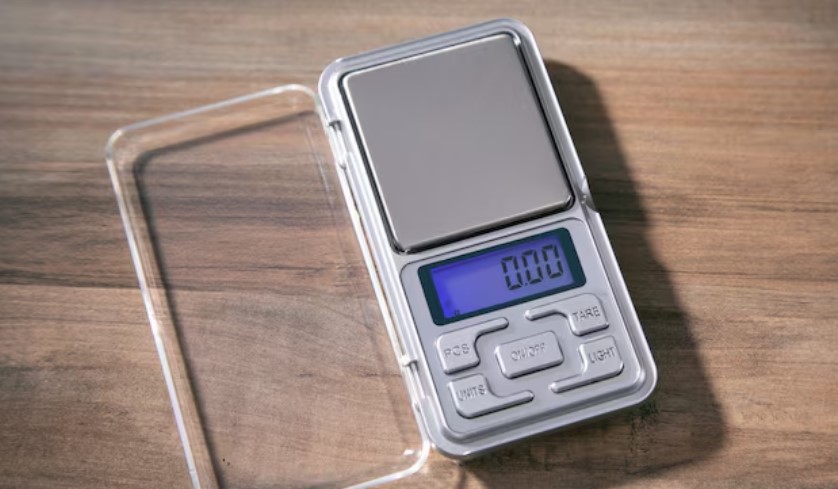 Polícia apreende drogas e balança de precisão em residência apontada como ponto de tráfico