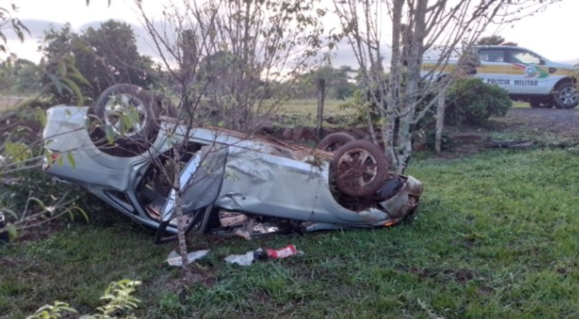 Homem é socorrido após saída de pista seguida de capotamento