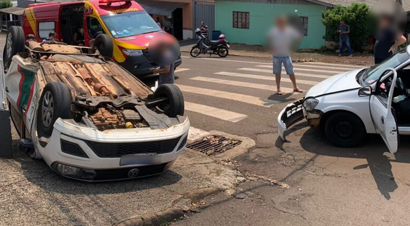 Gol do DER capota após colisão