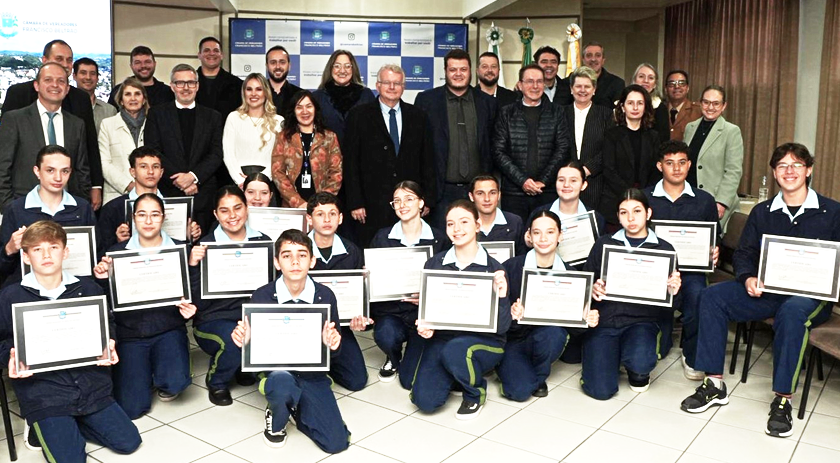 Presidente do TRE empossa Parlamento Jovem