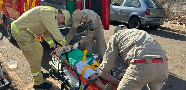 Jovem fica ferido em colisão entre carro e motorizada no bairro Pinheirão