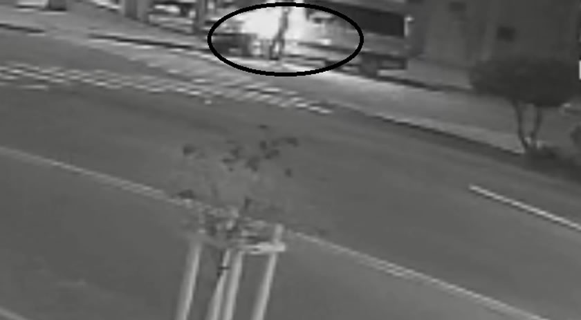 Novas imagens mostram suspeito ateando fogo em van
