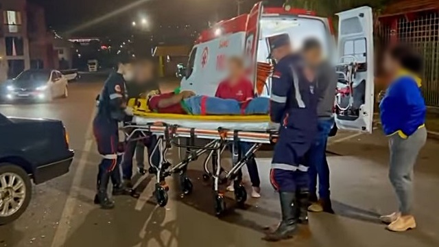 Motociclista fica ferido em acidente entre carro e moto no centro de Coronel Vivida