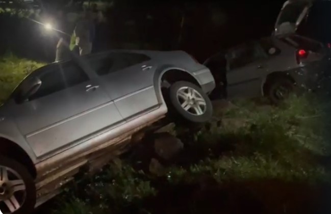 Mulher fica ferida após colisão entre dois carros na PR-475