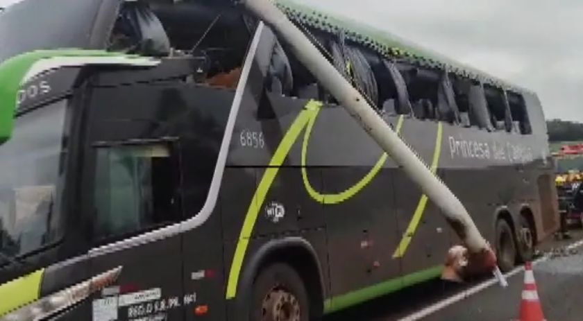 Três passageiros ficam feridos após peça se soltar de caminhão e atingir ônibus na BR-277 em Cascavel