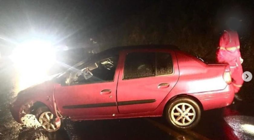 Carro acaba capotando após saída de pista na PR 158