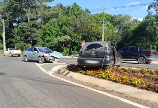 Colisão transversal na PRC-476 resulta em danos materiais