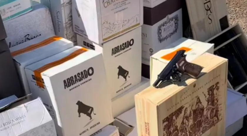 Homem é preso com pistola e 70 caixas de vinho contrabandeadas