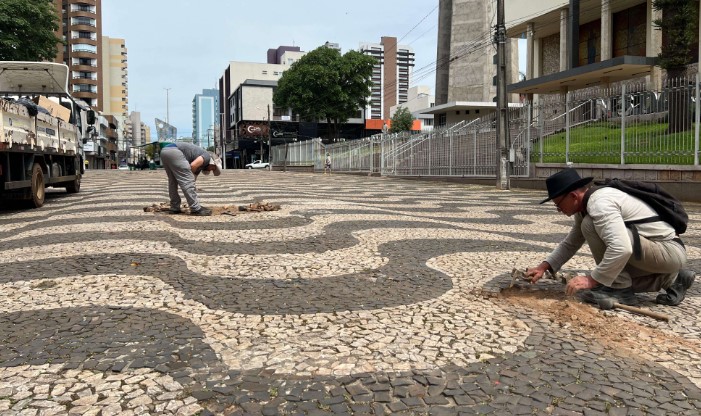 Calçadão central passa por recuperação do pavimento em petit-pavé