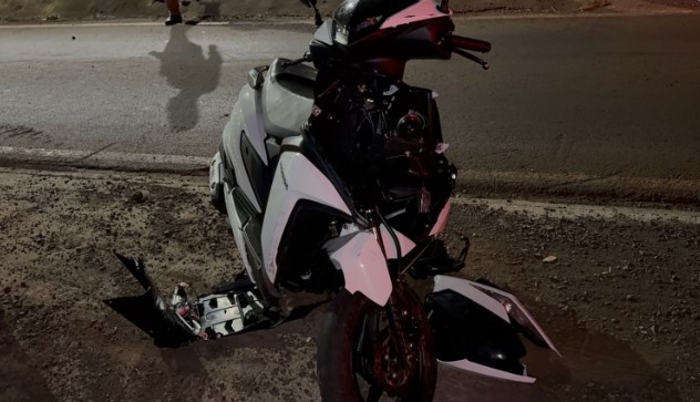 Mulher fica ferida em colisão entre carro e moto