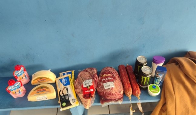 Mulher é detida ao ser flagrada furtando produtos em supermercado