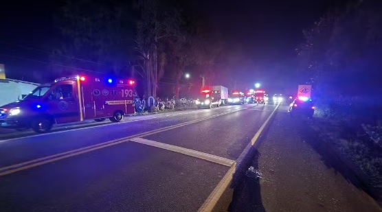 Colisão entre carro e caminhão deixa três mortos 