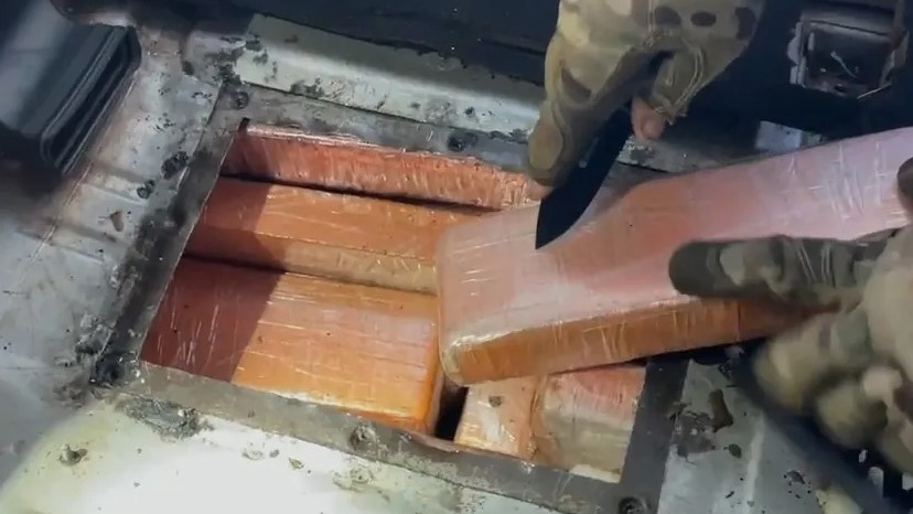 PRF e BPFRON apreendem 123 kg de maconha escondida em veículo