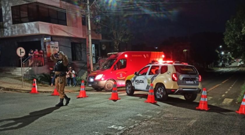 Motociclista tem suspeita de fratura ao sofrer acidente na Rua Curitiba