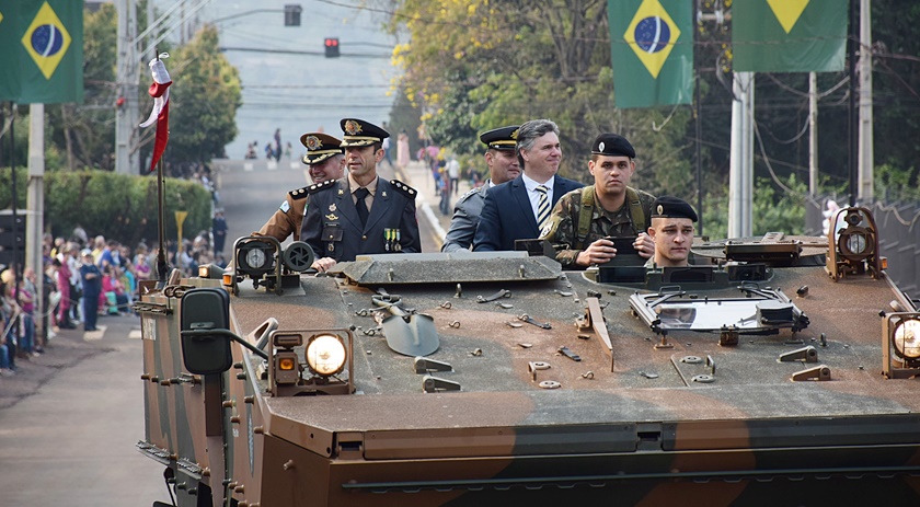 Milhares de pessoas acompanharam o desfile Cívico-Militar de 7 de setembro no novo Espaço Cívico de Beltrão