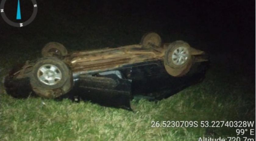 Saída de pista e capotamento de veículo no interior de Campo Erê