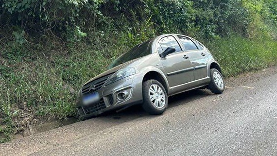 Acidente na PR-483 deixa ocupantes ilesos