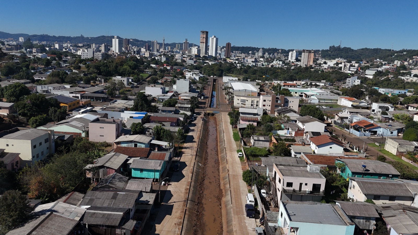 Córrego Progresso passa por desassoreamento e Prefeitura reforça ações de preservação ambiental