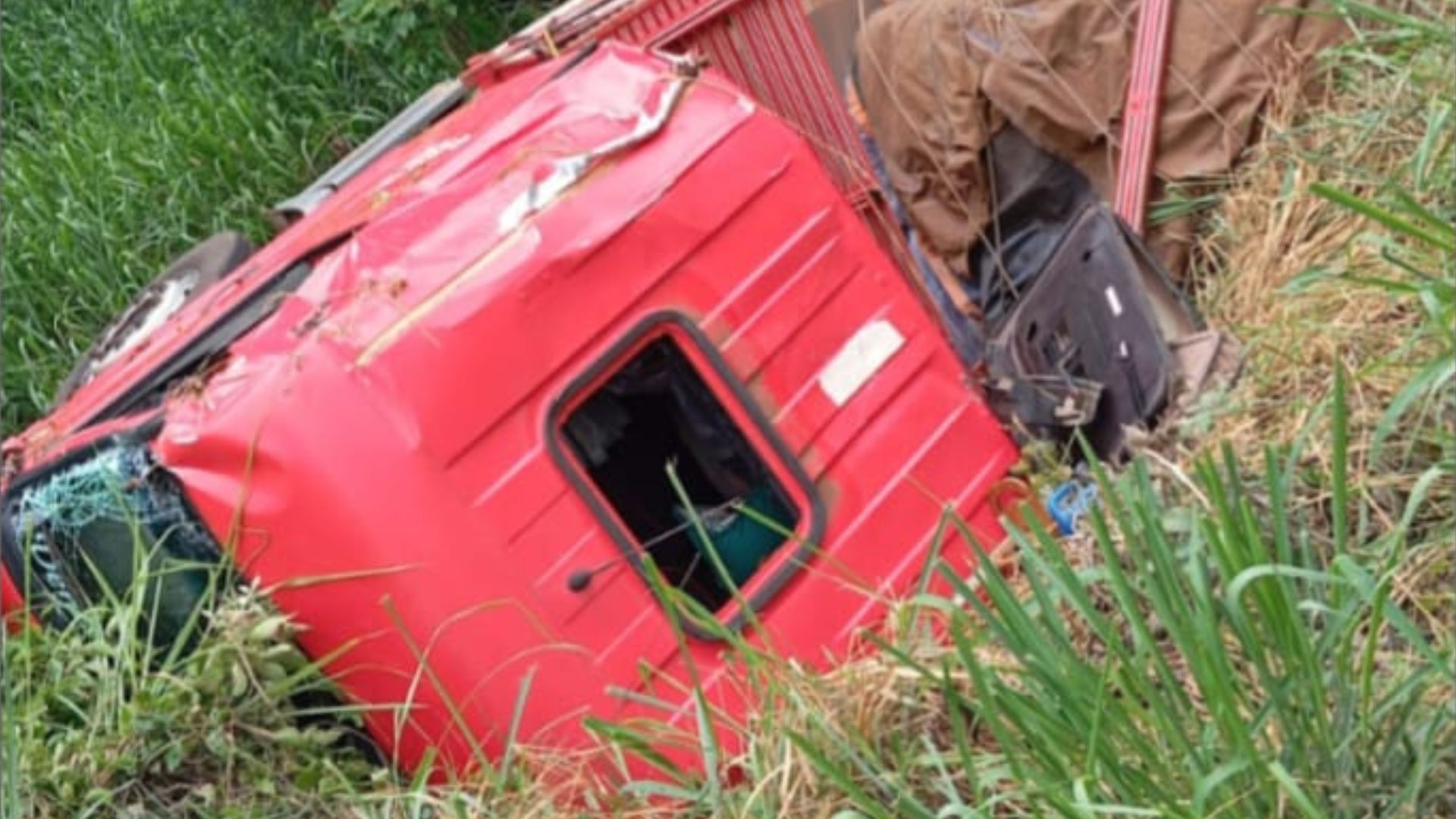 Caminhão sai da pista na BR-163 e tomba em barranco