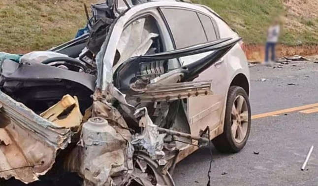 Jovem morre e duas pessoas ficam feridas em acidente entre carros e caminhão