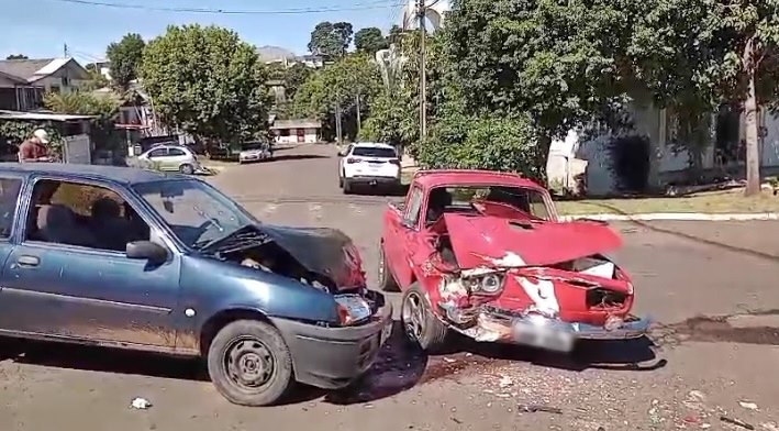 Colisão entre Picape e Ford Fiesta deixa feridos