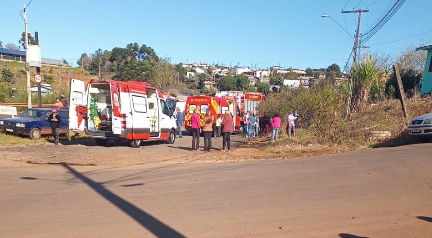 Caminhão tomba na BR 280, em Marmeleiro