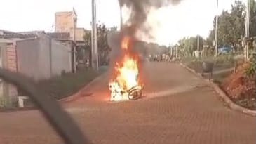 Moto pega fogo no meia da rua na Cohab Terra Nossa