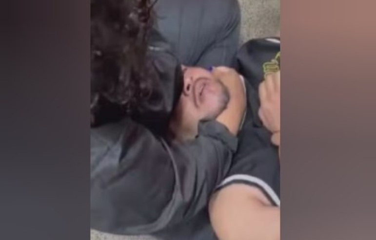 Pai agride professor após filha ser repreendida por usar celular 