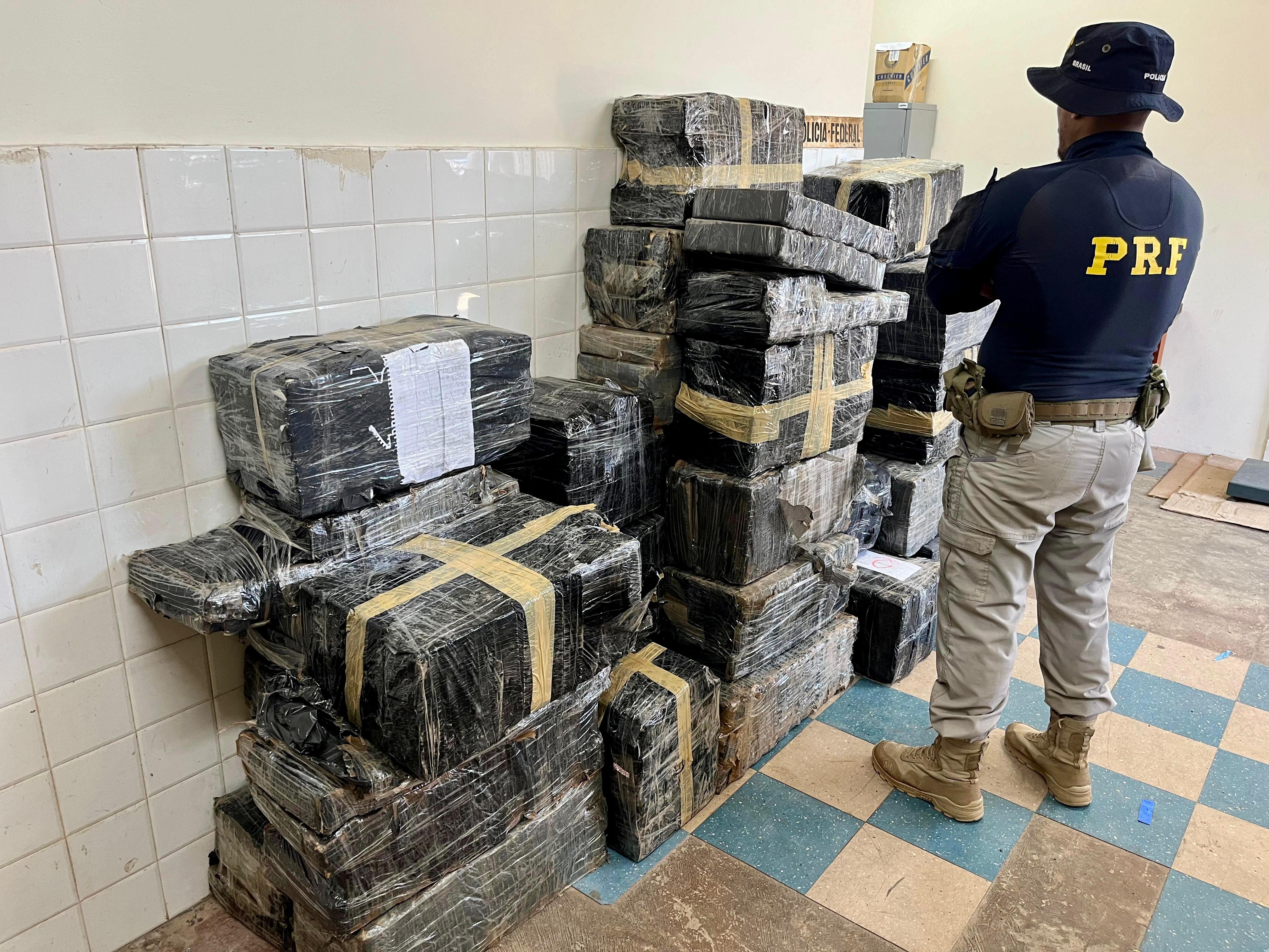 Polícia Rodoviária Federal apreende mais de 1 tonelada de maconha em Guarapuava-PR