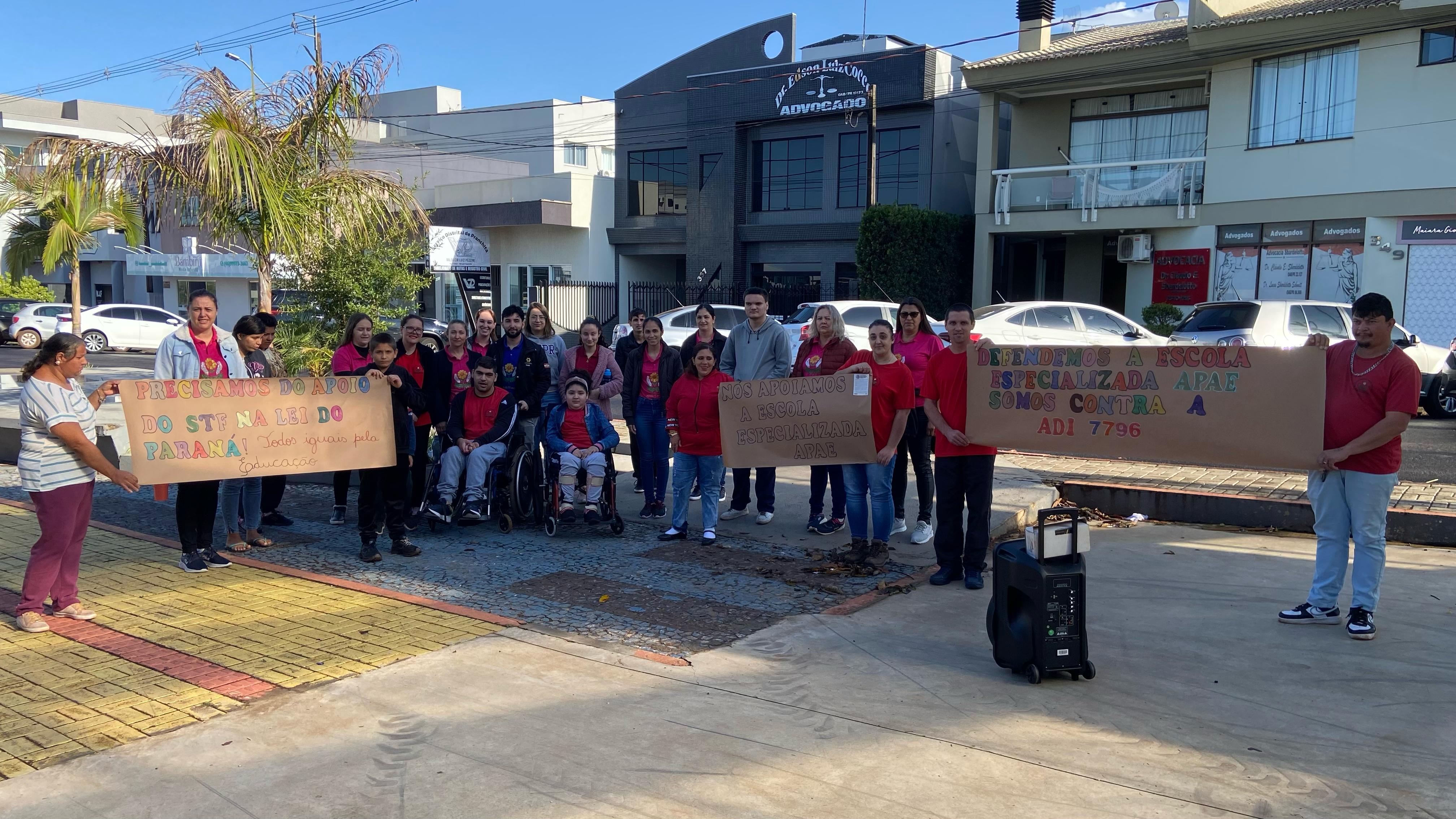 Alunos da APAE visitam Paço Municipal e reforçam defesa pela permanência das Escolas de Educação Especial
