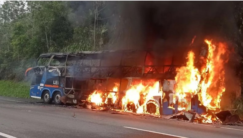 Passageiro se tranca no banheiro e provoca incêndio em ônibus