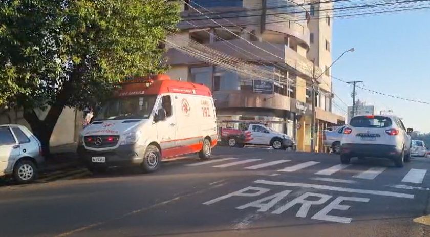 Motociclista tem ferimentos em acidente com carro no Centro
